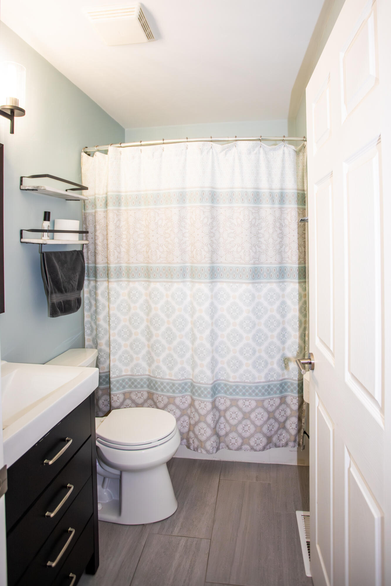 2564 Fox Ridge Court Sheboygan, WI 53081 - Photo 21 of 33 Main Bathroom