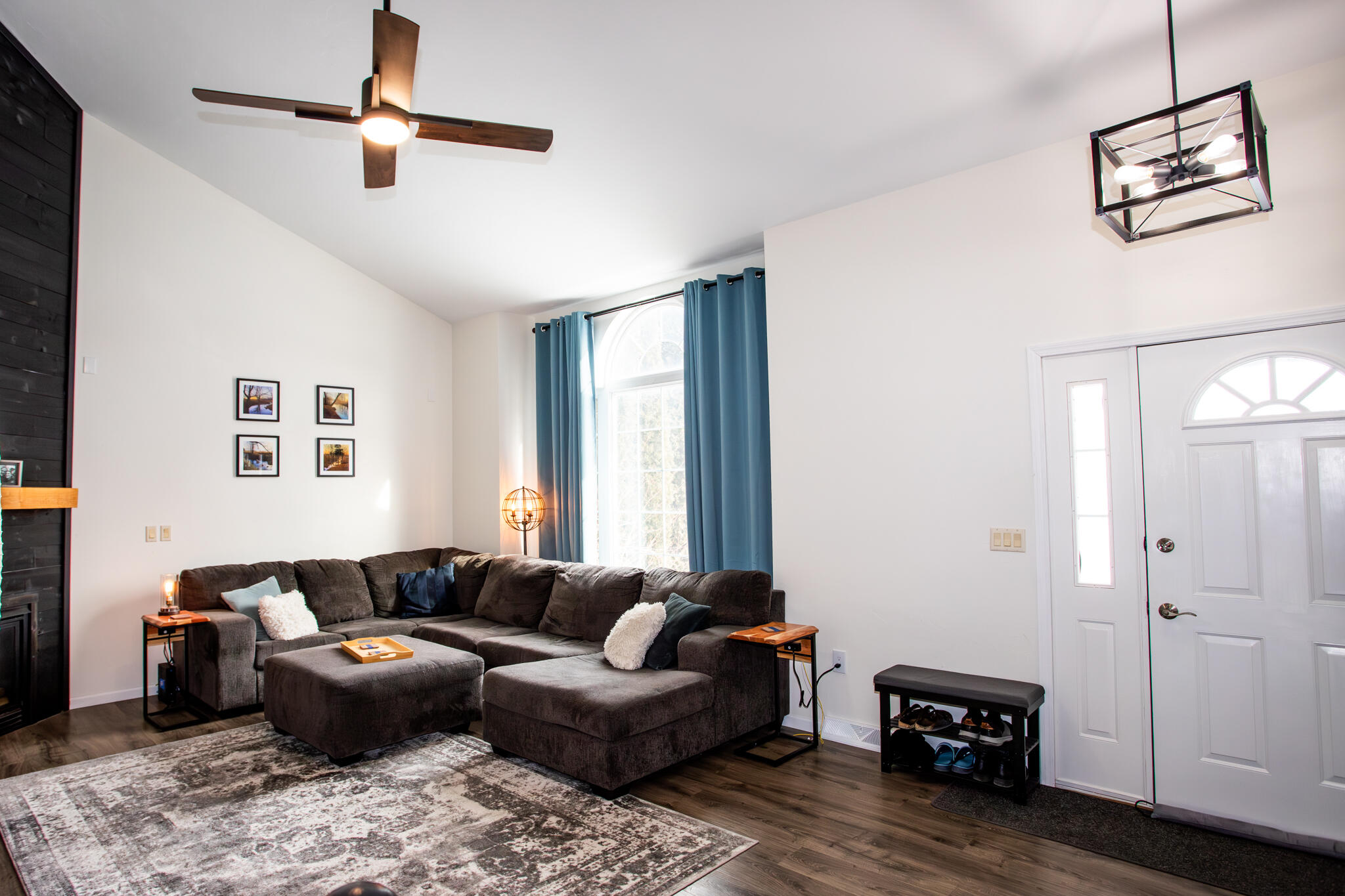 2564 Fox Ridge Court Sheboygan, WI 53081 - Photo 3 of 33 Living Room