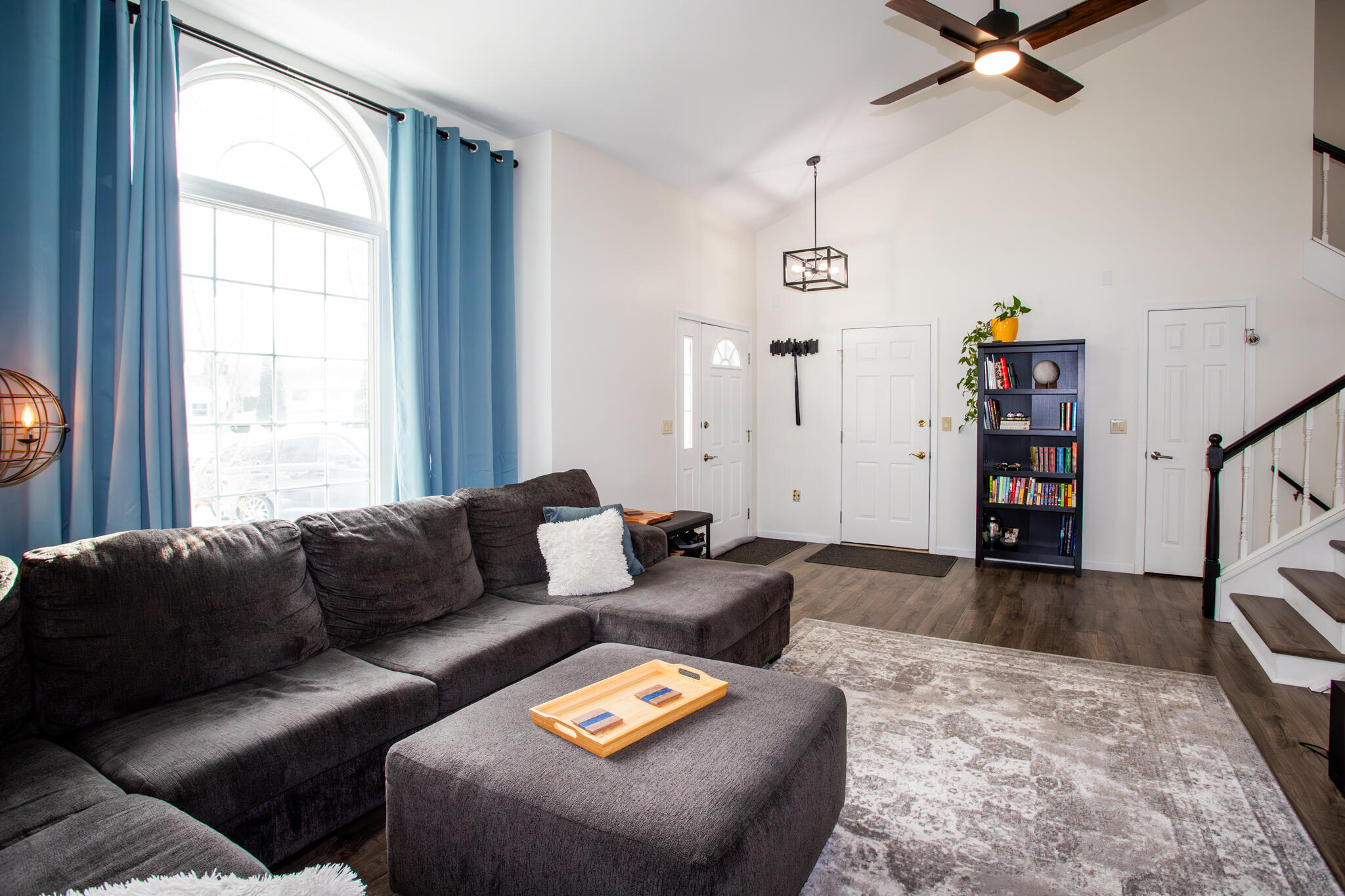 2564 Fox Ridge Court Sheboygan, WI 53081 - Photo 4 of 33 Living Room