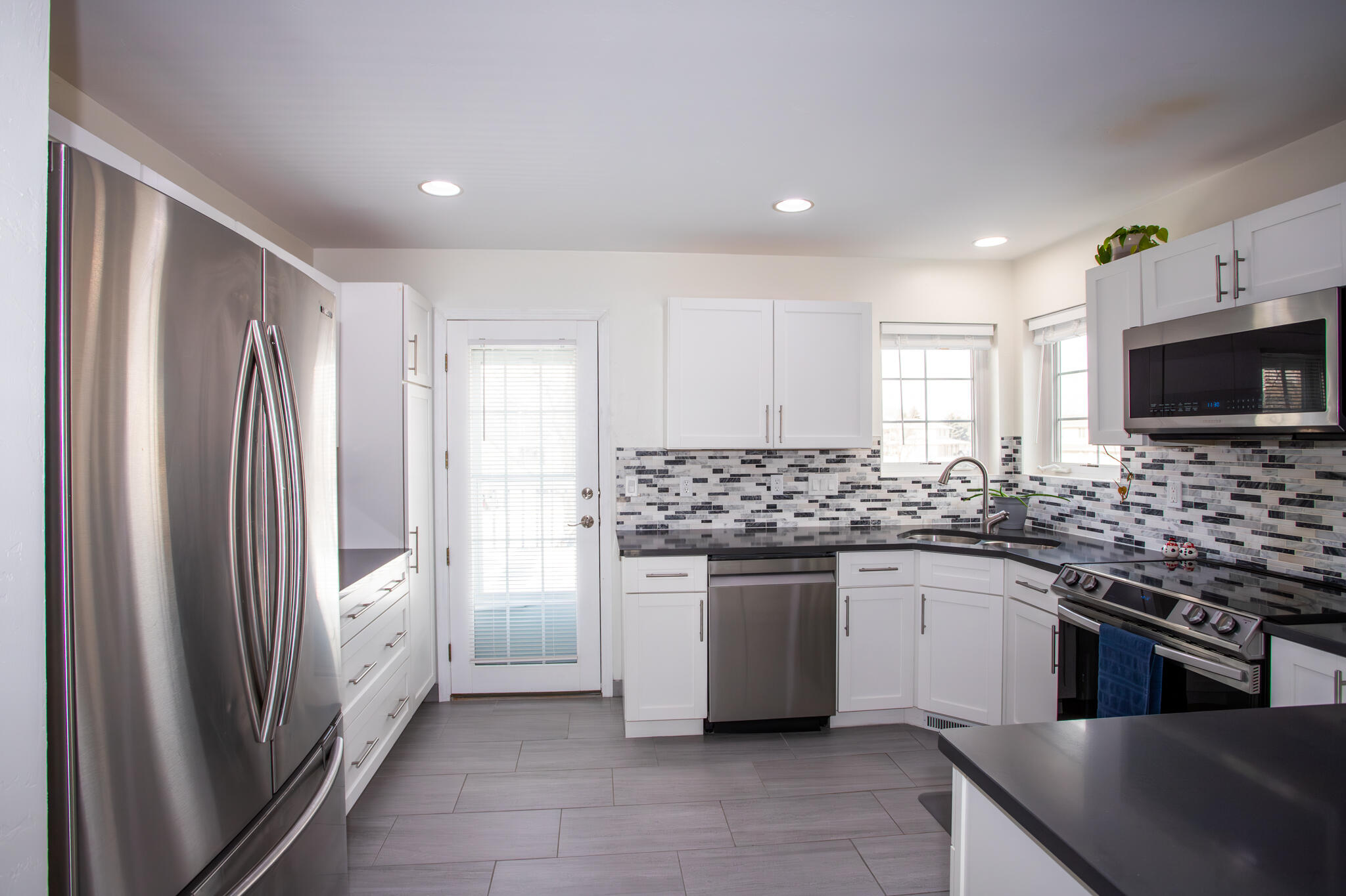 2564 Fox Ridge Court Sheboygan, WI 53081 - Photo 10 of 33 Kitchen