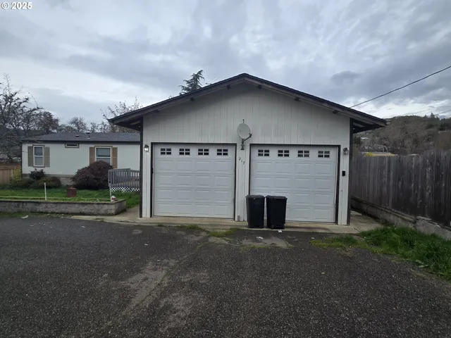 $275,000 | 217 Northeast Peggy Avenue, Roseburg, OR 97470