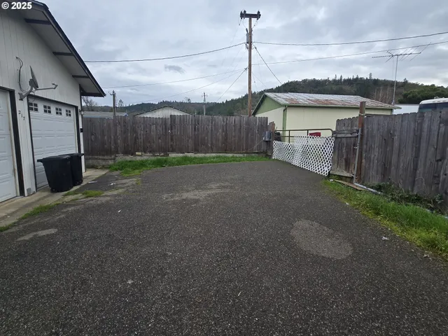 $275,000 | 217 Northeast Peggy Avenue, Roseburg, OR 97470