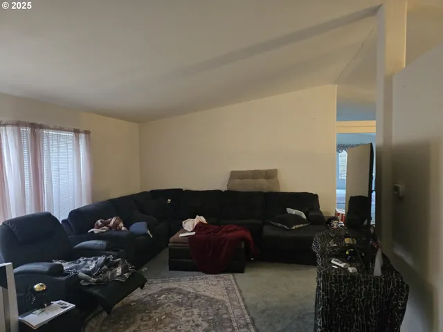 $275,000 | 217 Northeast Peggy Avenue, Roseburg, OR 97470