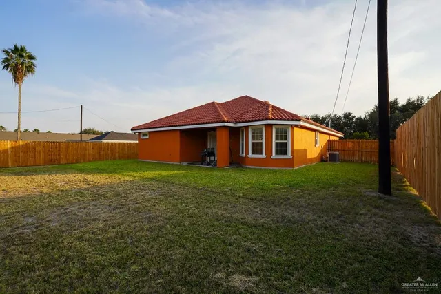 a view of a house with a yard