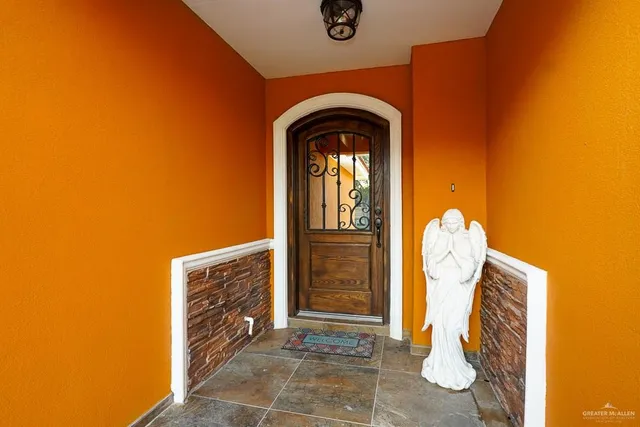 a view of entryway with elevator