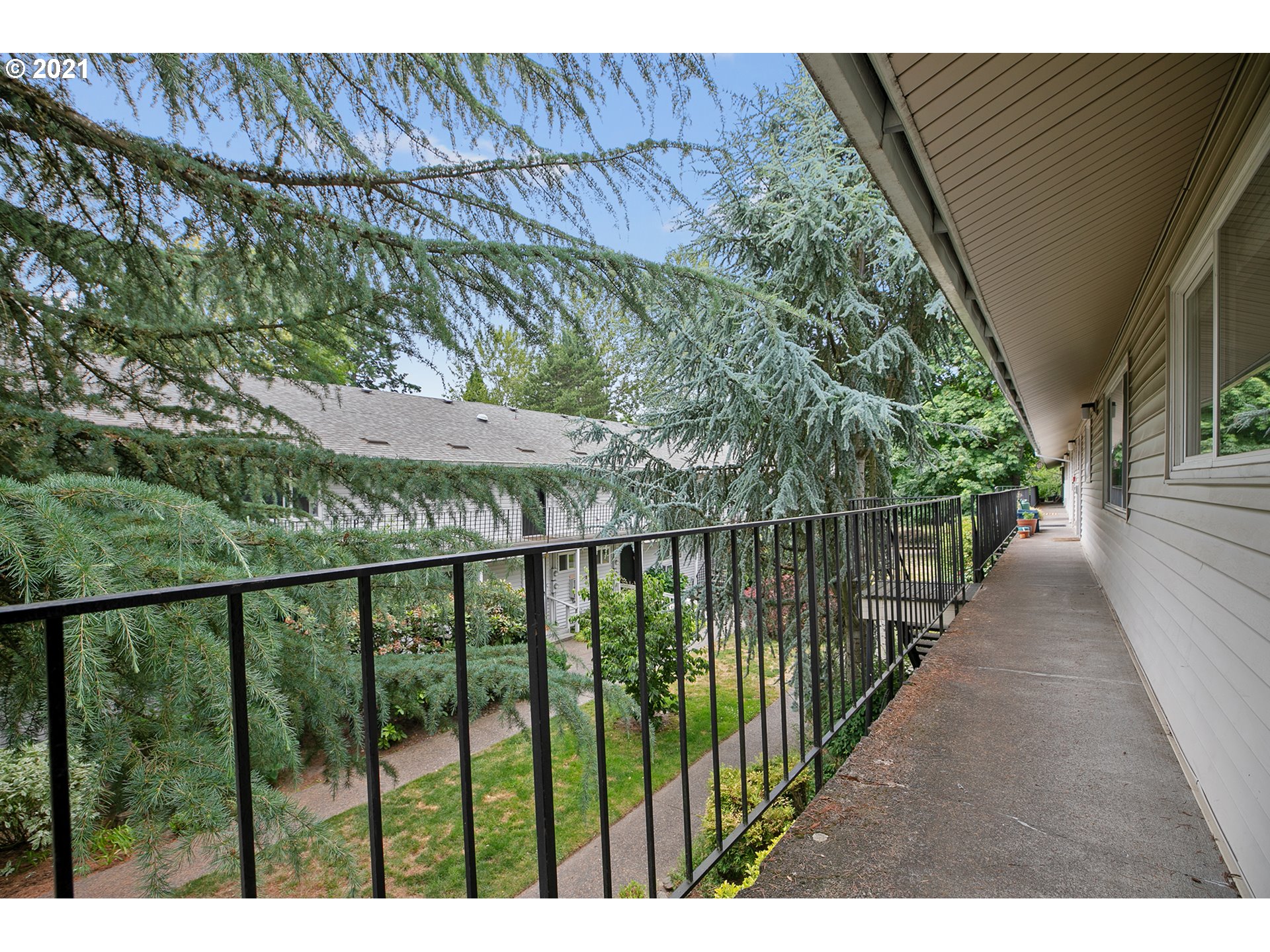6825 Southwest Capitol Hill Road, Unit 28 Portland, OR 97219 - Photo 4 of 21 Gallery Image 4