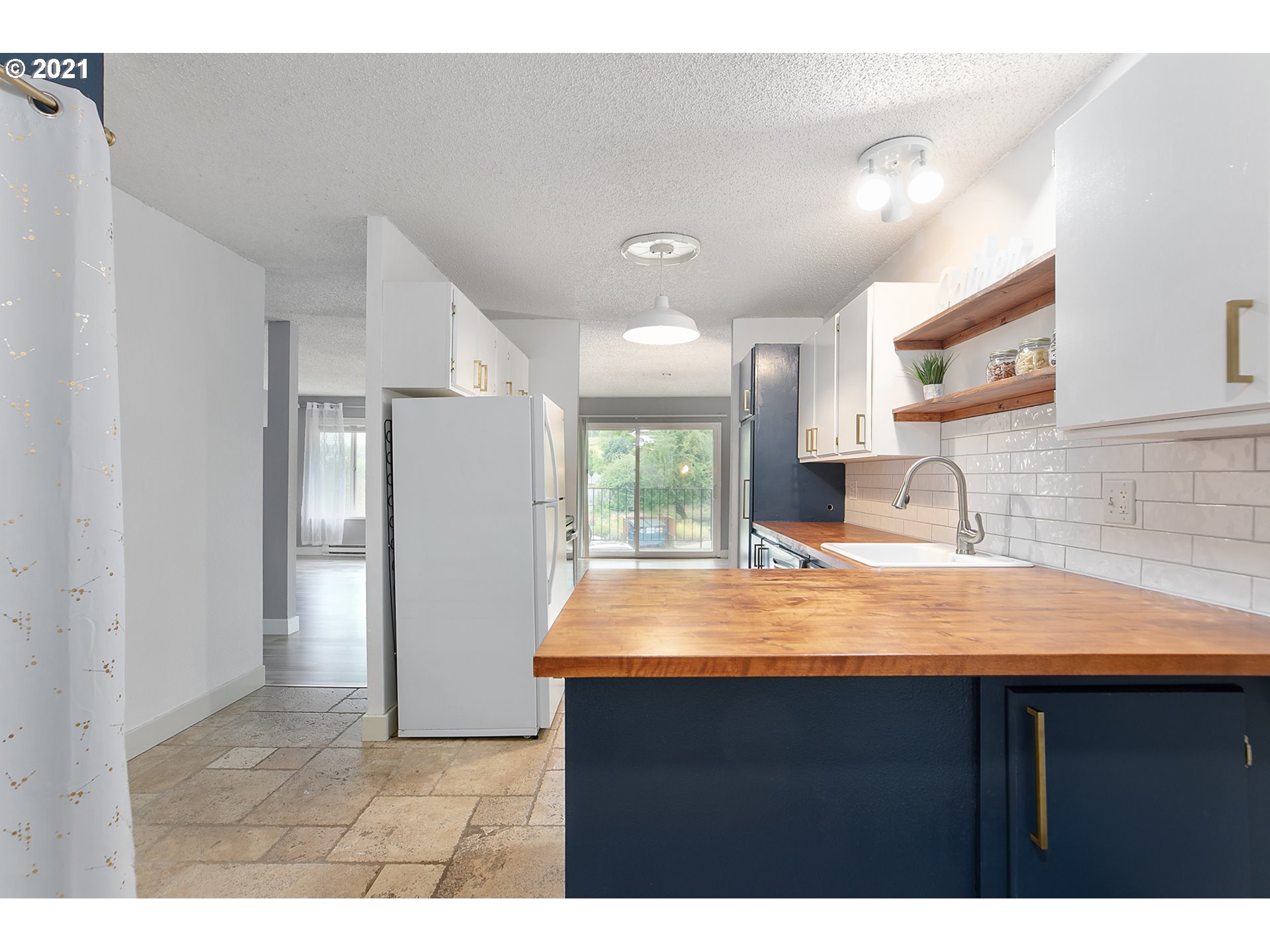 6825 Southwest Capitol Hill Road, Unit 28 Portland, OR 97219 - Photo 6 of 21 Gallery Image 6