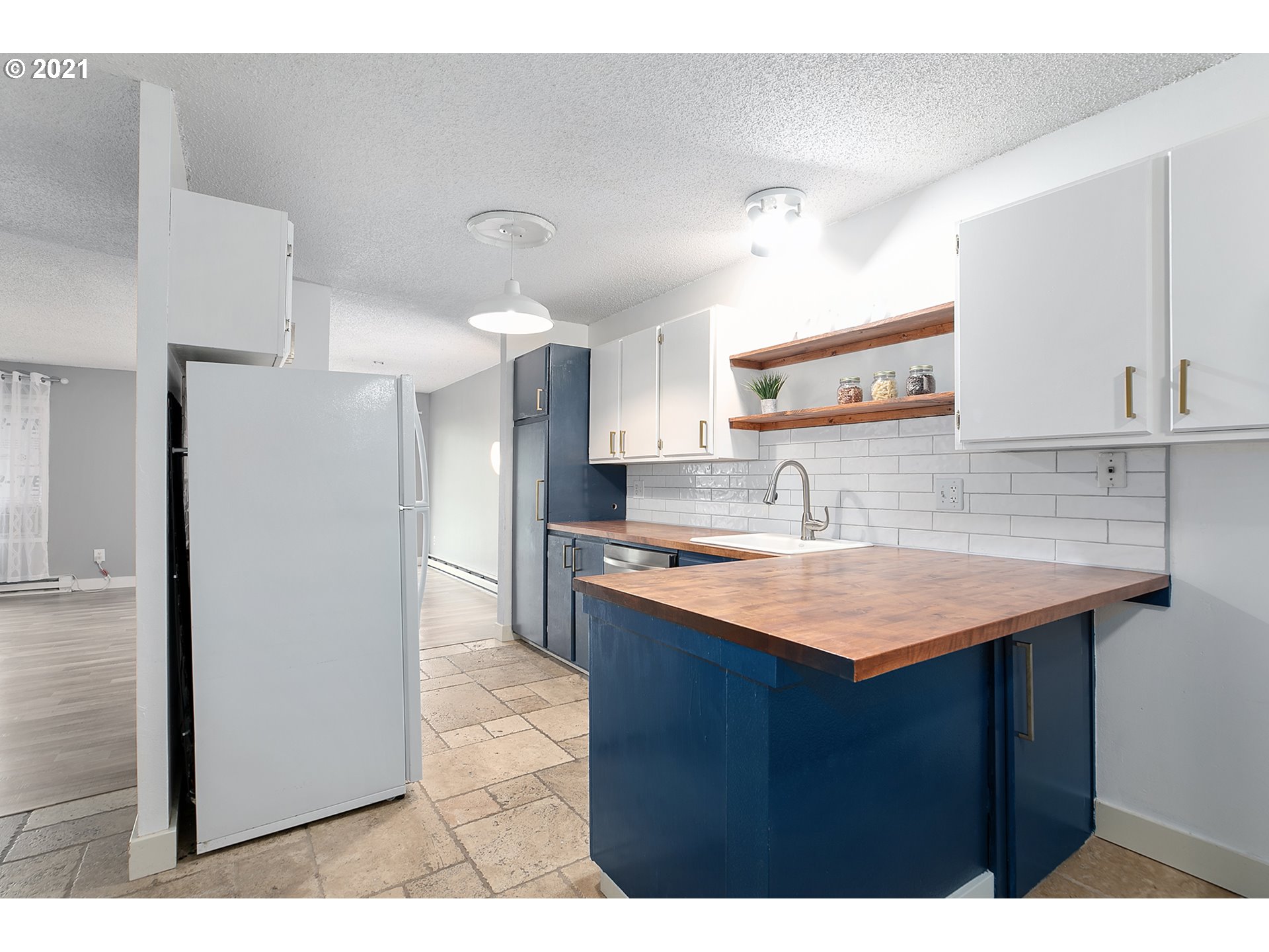 6825 Southwest Capitol Hill Road, Unit 28 Portland, OR 97219 - Photo 7 of 21 Gallery Image 7