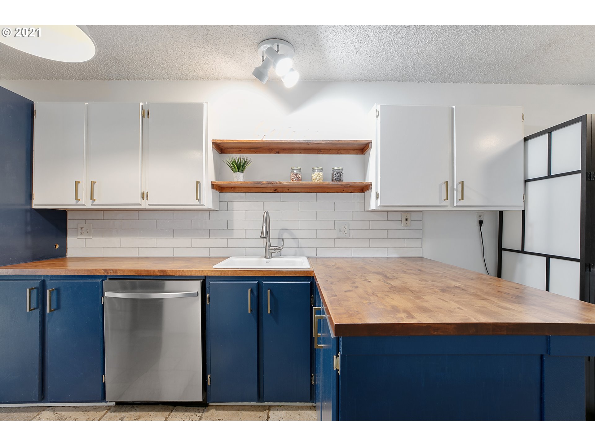 6825 Southwest Capitol Hill Road, Unit 28 Portland, OR 97219 - Photo 8 of 21 Gallery Image 8