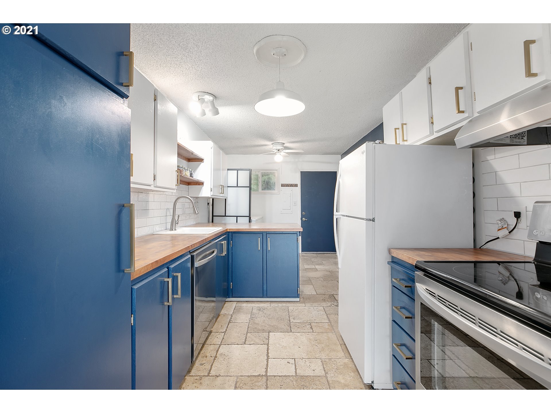 6825 Southwest Capitol Hill Road, Unit 28 Portland, OR 97219 - Photo 9 of 21 Gallery Image 9