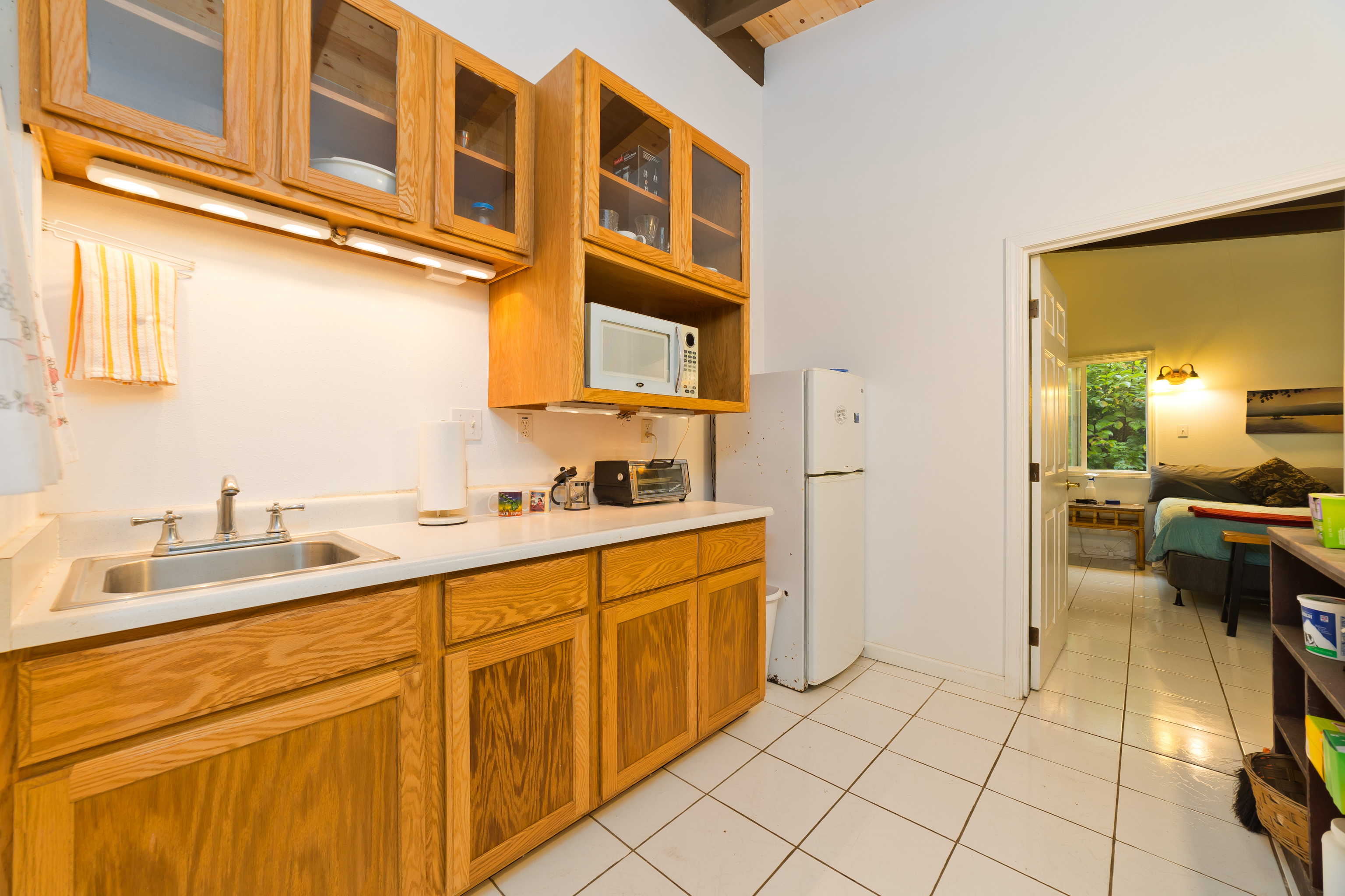 44-3342 Kula Kahiko Road Paauilo, HI 96776 - Photo 12 of 30 a spacious bathroom with a sink a mirror and a bathtub