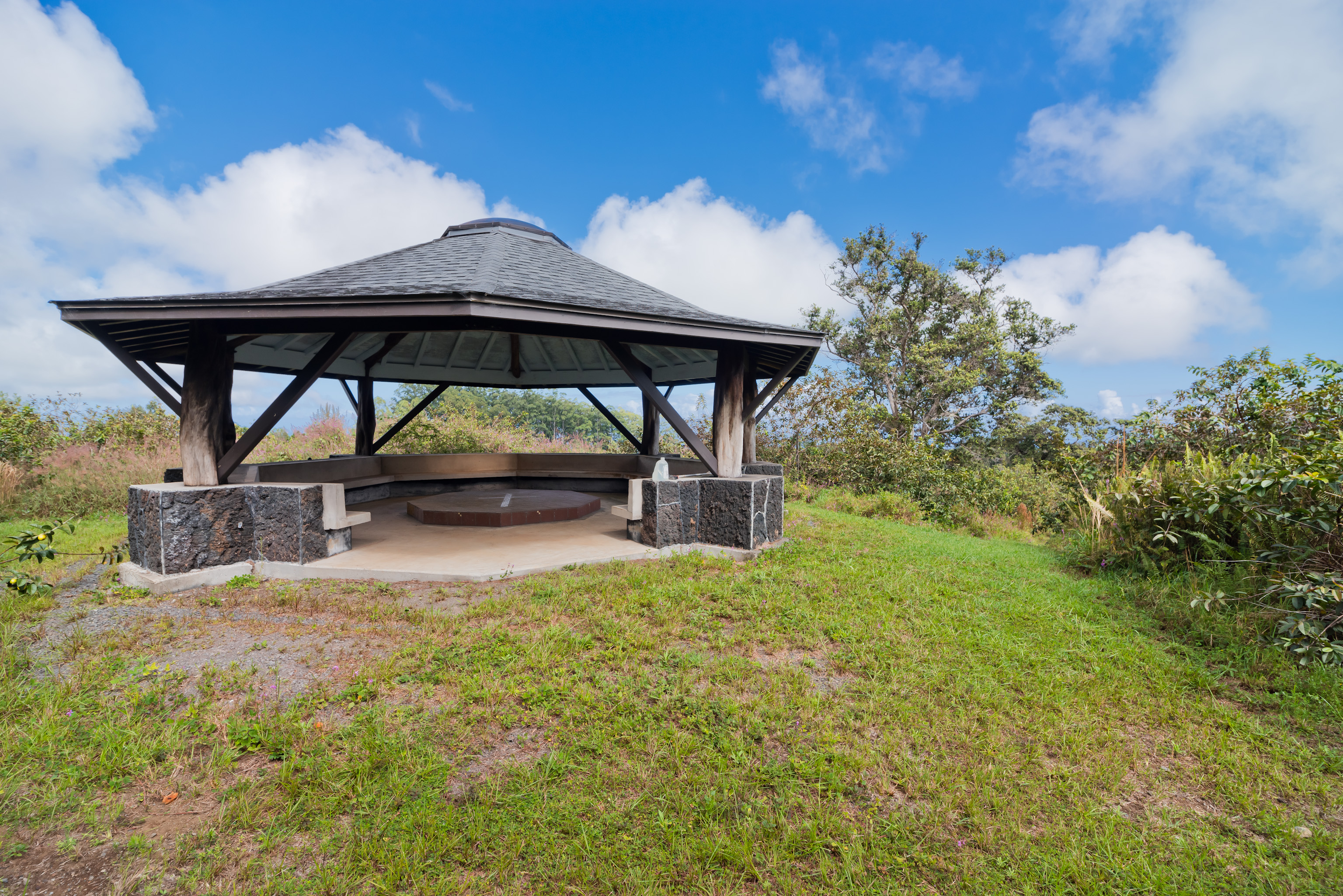 44-3342 Kula Kahiko Road Paauilo, HI 96776 - Photo 24 of 30 a view of backyard with a table and chairs under an umbrella
