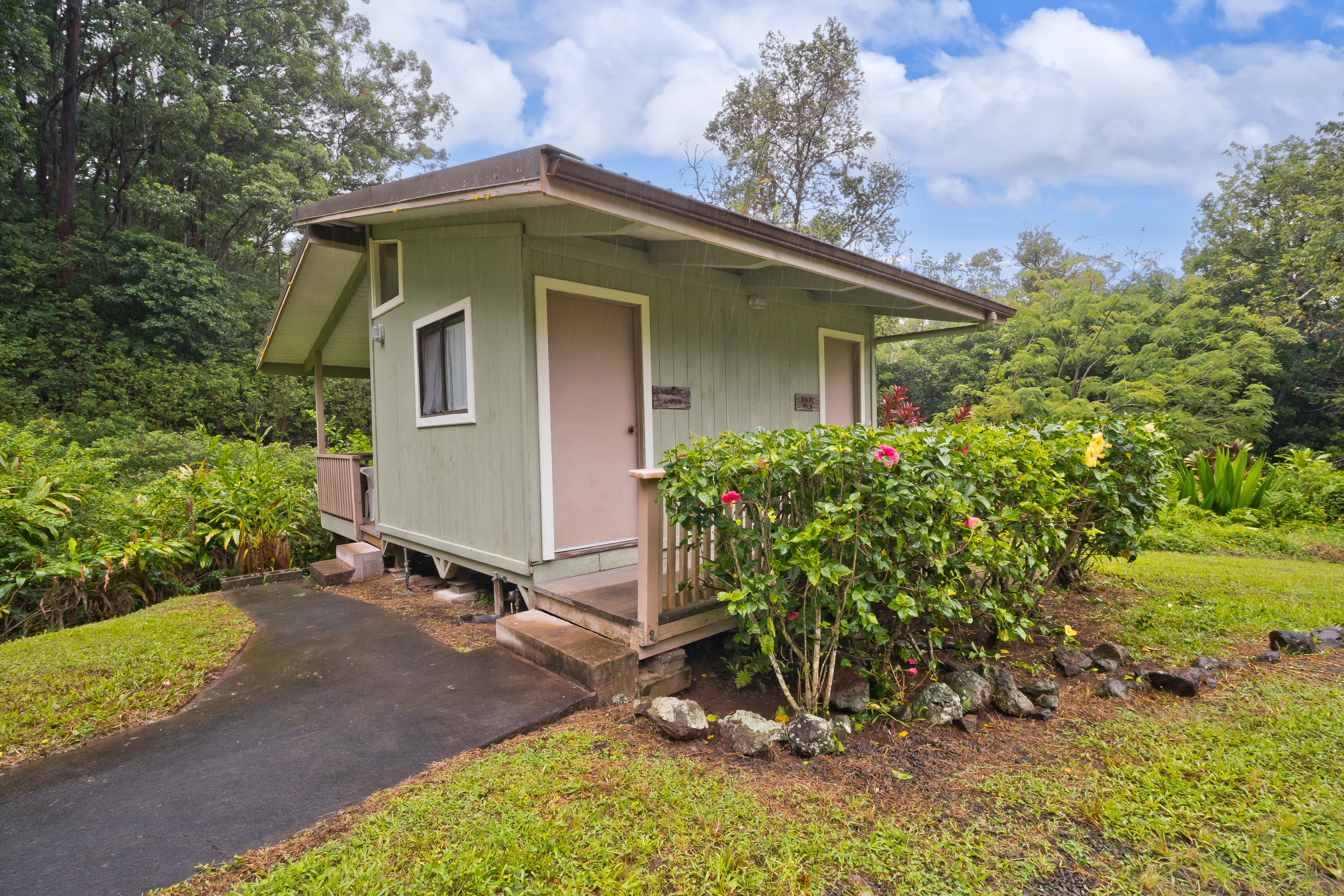 44-3342 Kula Kahiko Road Paauilo, HI 96776 - Photo 30 of 30 a front view of a house with garden