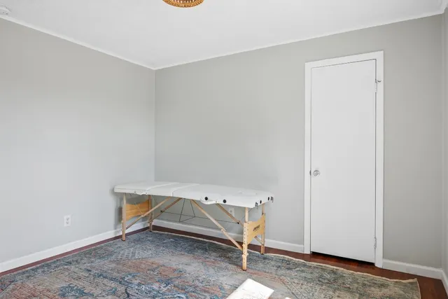 a view of room with air conditioner duct and white walls