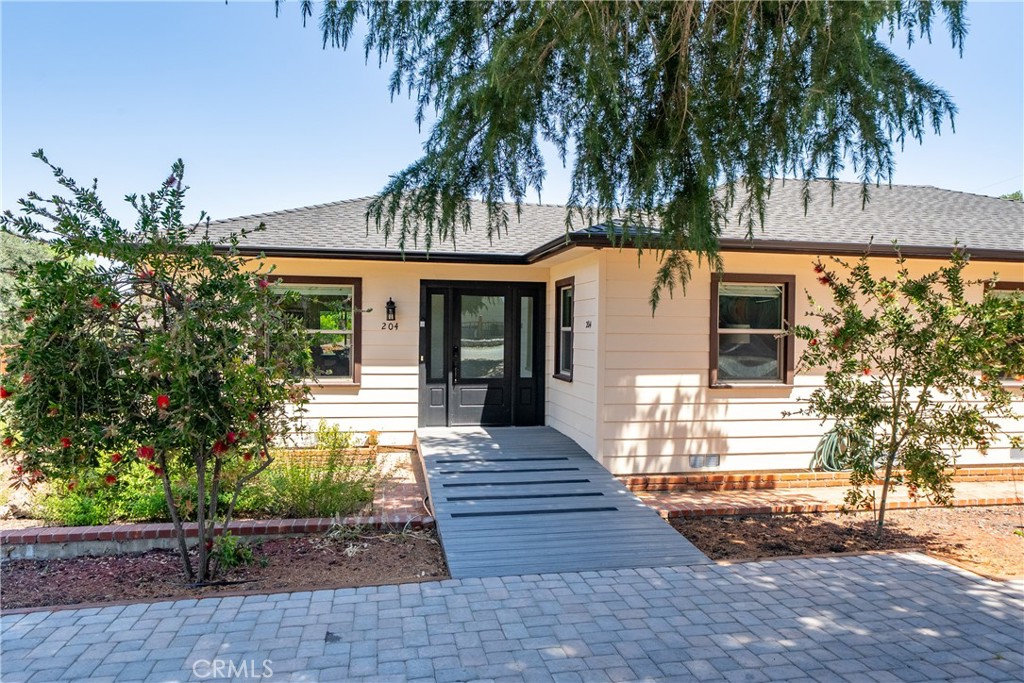 204 18th Street Paso Robles, CA 93446 - Photo 3 of 65 a front view of a house with a garden