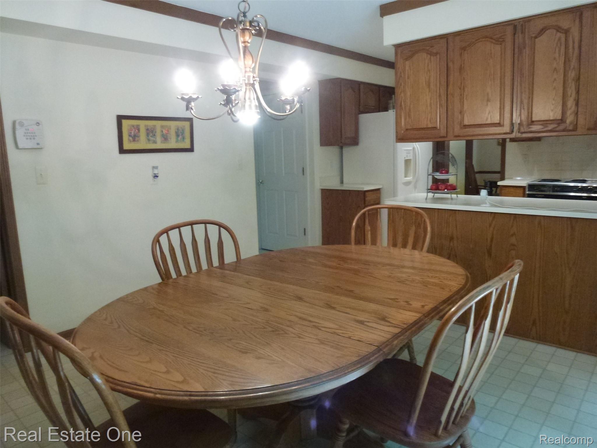 634 Shellbourne Drive Rochester, MI 48309 - Photo 33 of 52 P1070145.JPG Room for a large Dinette Table