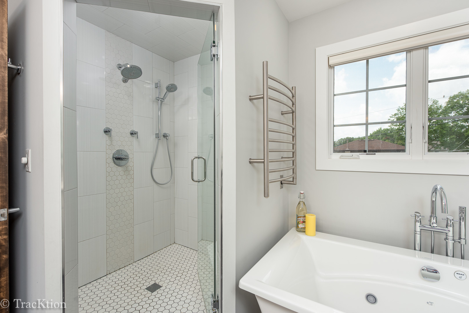 532 North Rose Avenue Park Ridge, IL 60068 - Photo 23 of 48 a bathroom with a tub a sink and a window