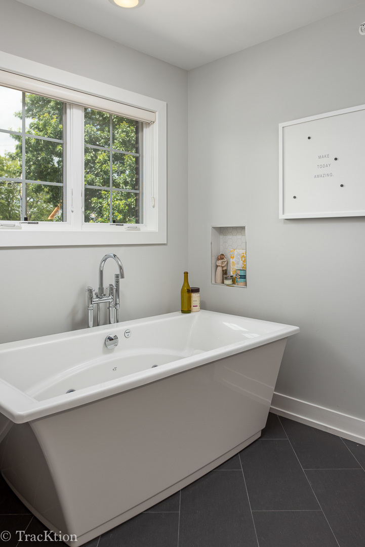532 North Rose Avenue Park Ridge, IL 60068 - Photo 25 of 48 a bathroom with a sink and a bathtub