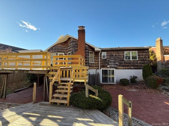 19 Carriage Road Roslyn, NY 11576 - Photo 18 of 19 a front view of a house with a yard