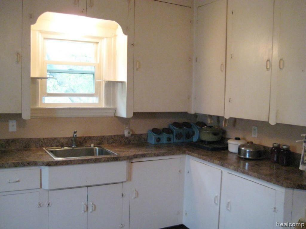 9185 Crawford Road Columbus, MI 48063 - Photo 10 of 15 #10 Kitchen 2.jpg