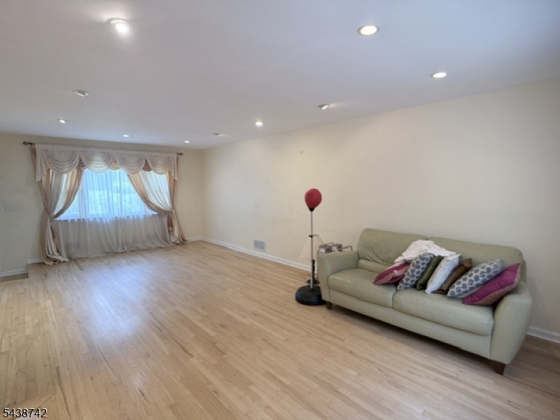 13 Greenwich Road Edison, NJ 08820 - Photo 3 of 19