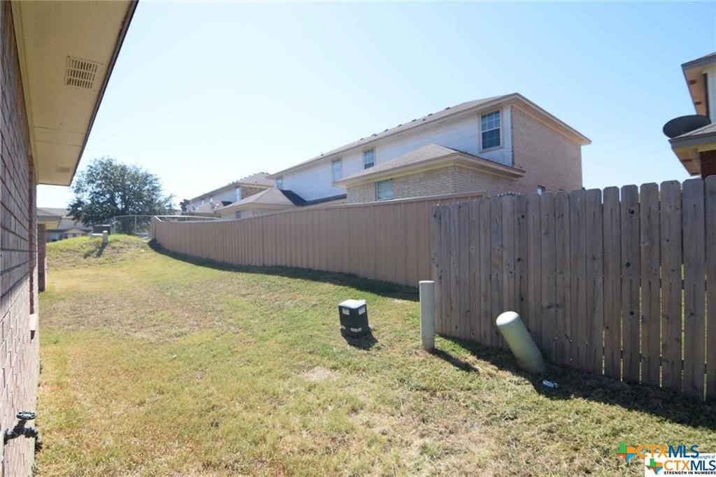 4002 Doraine Court, Unit D Killeen, TX 76549 - Photo 17 of 18 a backyard of a house