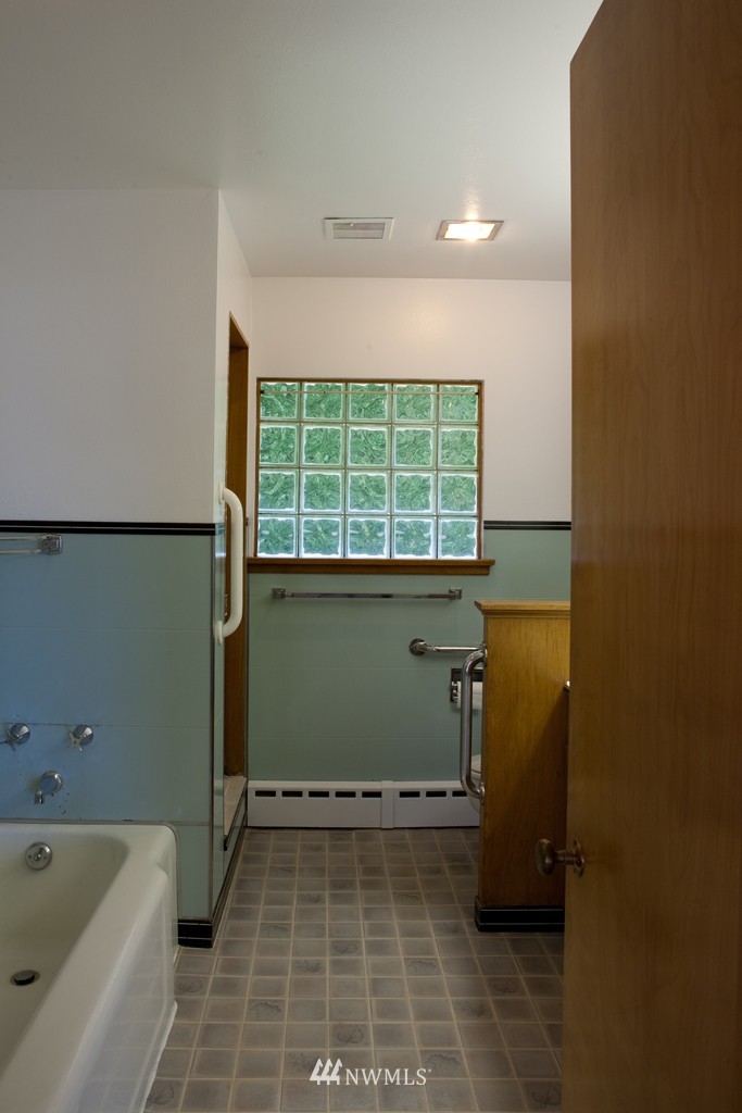 10400 Southwest Cowan Road Vashon, WA 98070 - Photo 12 of 14 Gallery Image 12