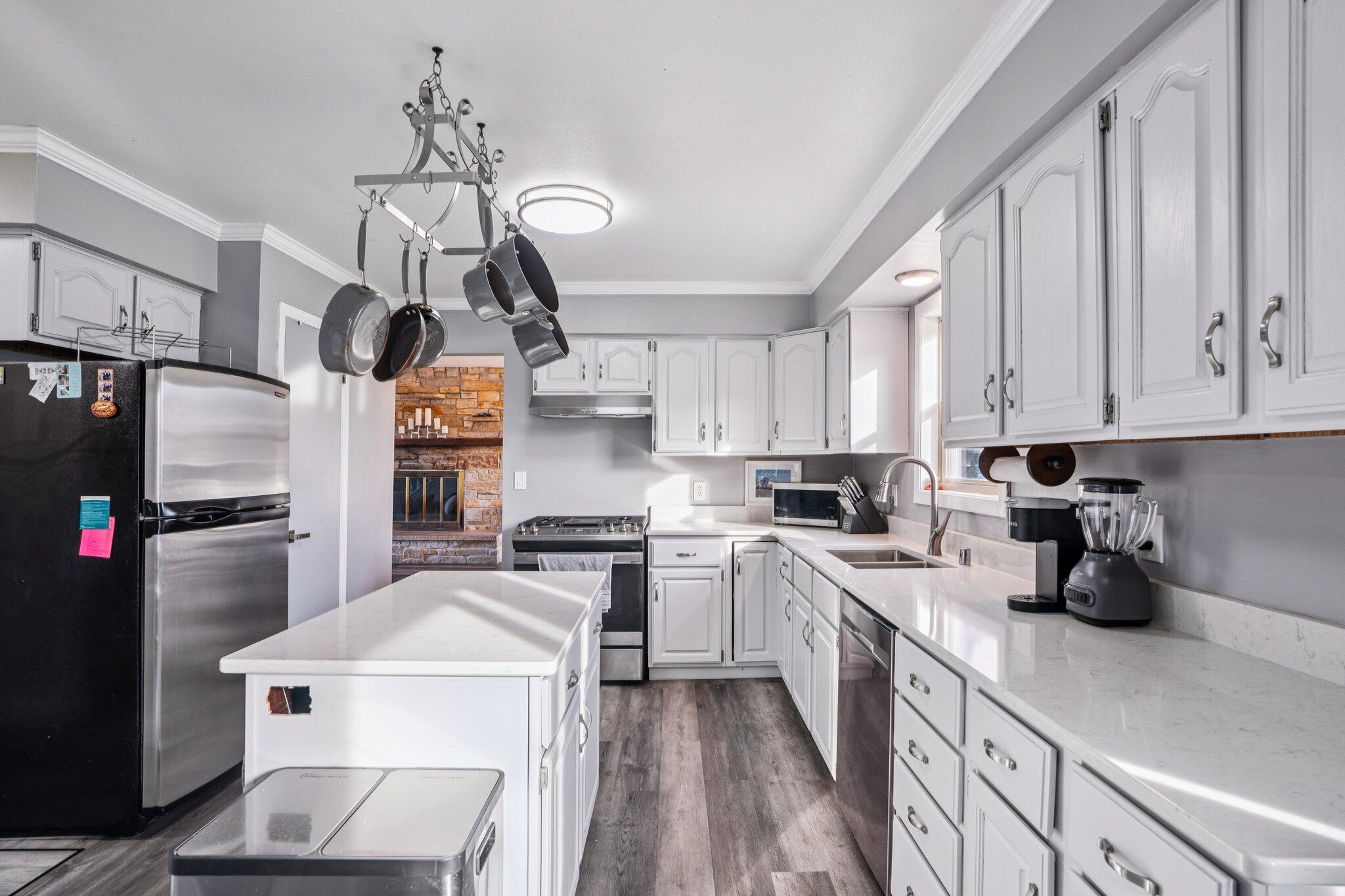 4646 South 124th Street Greenfield, WI 53228 - Photo 10 of 32 Kitchen