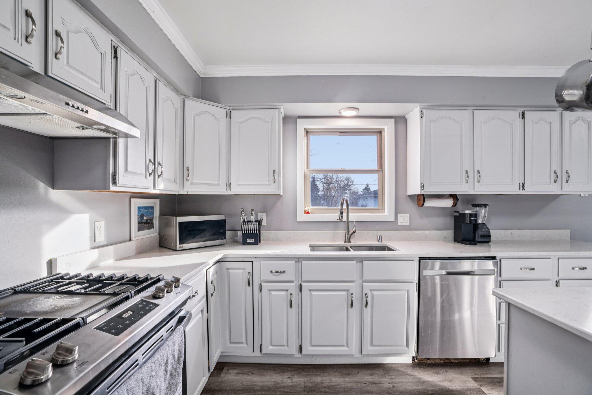 4646 South 124th Street Greenfield, WI 53228 - Photo 11 of 32 Kitchen