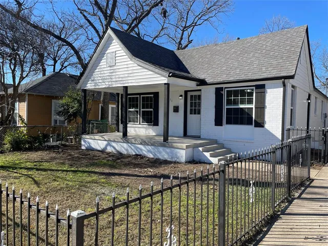 a view of a house with backyard and porch