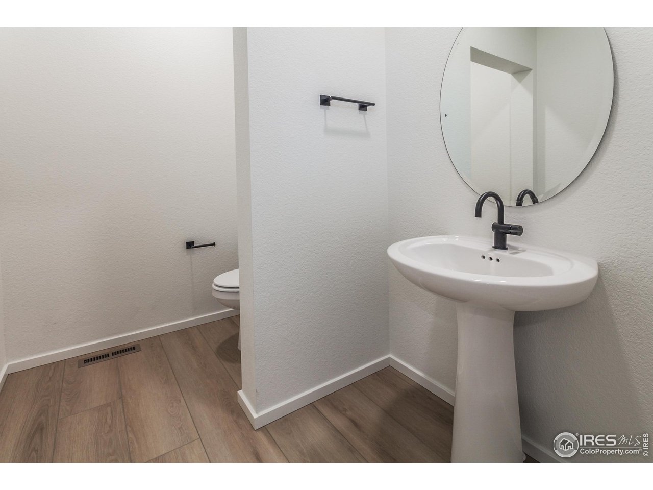 6126 Red Barn Road Fort Collins, CO 80528 - Photo 14 of 36 a bathroom with a sink and a mirror