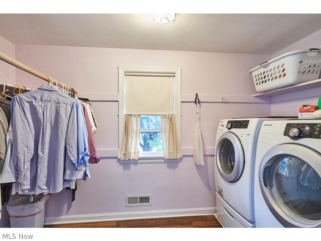 616 Hampshire Road Fairlawn, OH 44333 - Photo 19 of 32 Master walk in closet with laundry hook up!