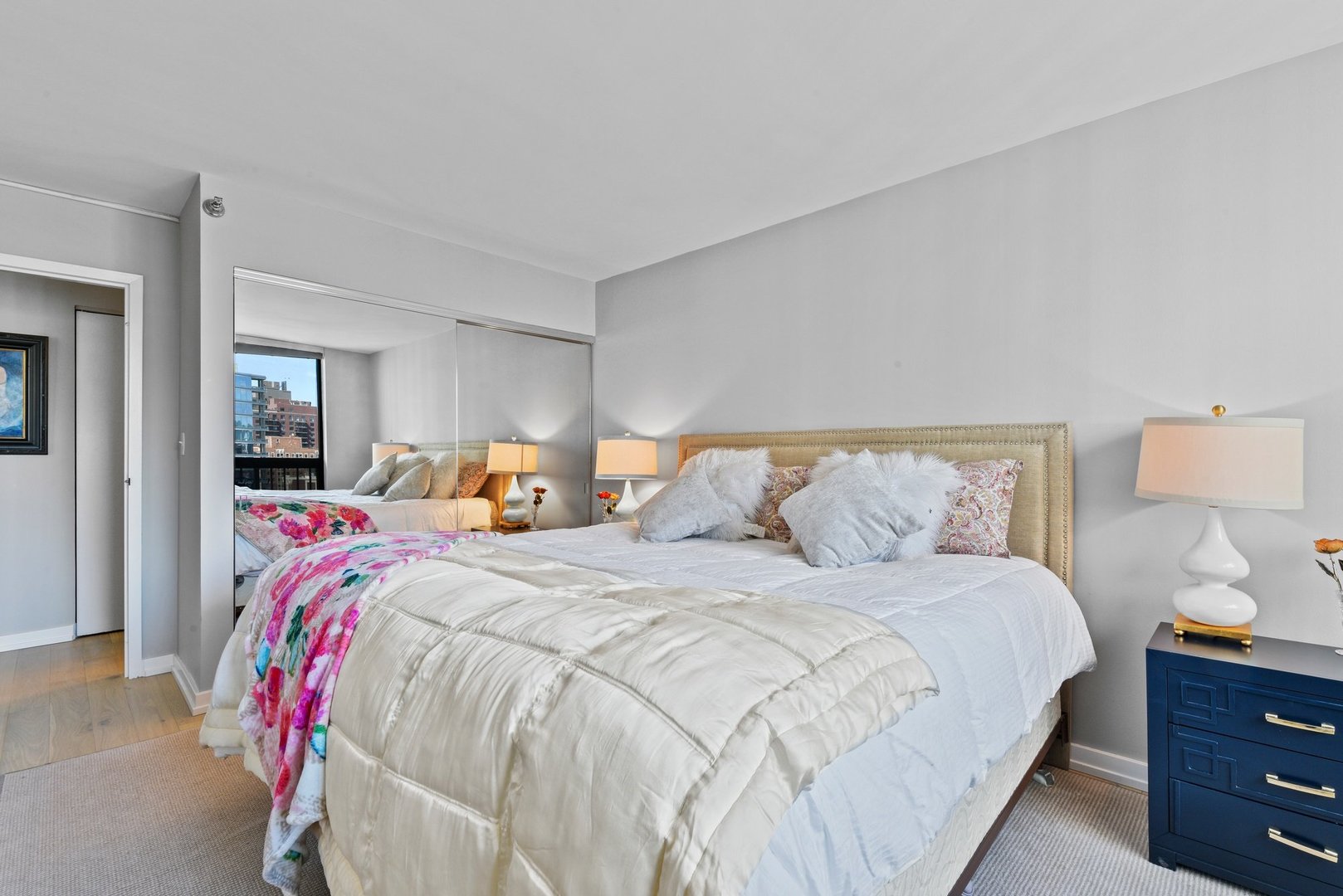 33 West Delaware Place, Unit 23D Chicago, IL 60610 - Photo 8 of 20 a bedroom with double bed and a lamp