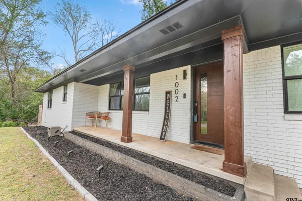 $299,999 | 1002 West Reagan Street, Palestine, TX 75801