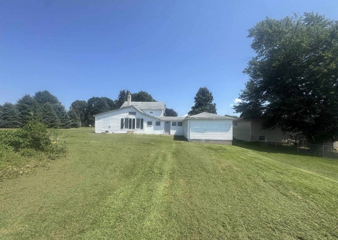 302 Coeburg Street Rio, IL 61472 - Photo 4 of 22 a front view of a house with a garden