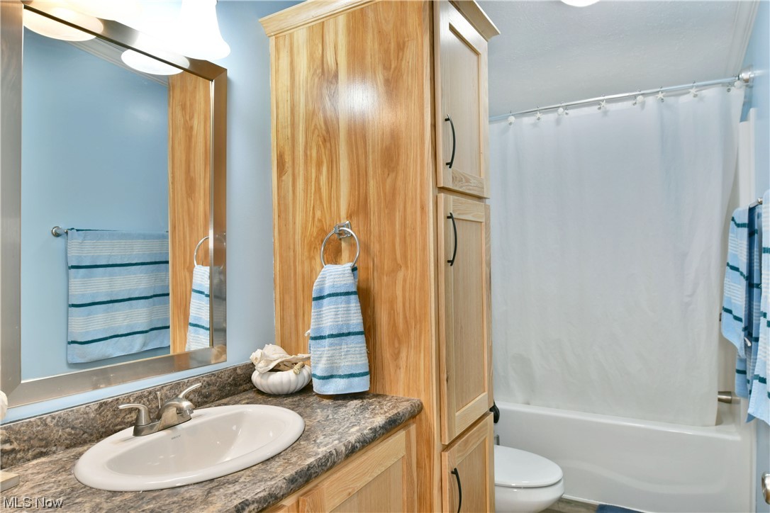 1570 Kale Adams Road Southwest Warren, OH 44481 - Photo 10 of 34 Full bathroom with shower / bathtub combination with curtain, toilet, and vanity