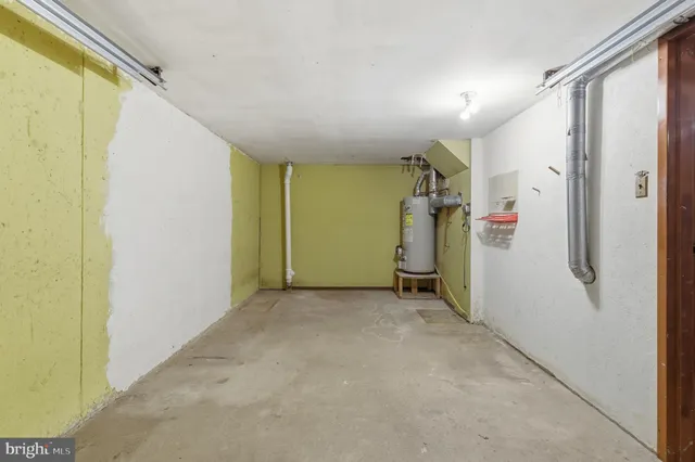 a view of a big room with closet and a hallway