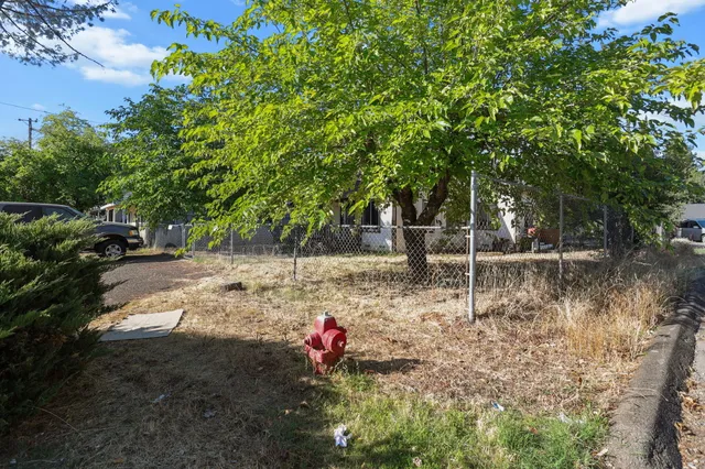a view of a back yard of the house