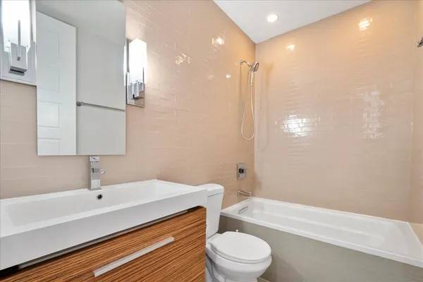 $840,000 | 3816 North Ashland Avenue, Unit 1S, Chicago, IL 60613