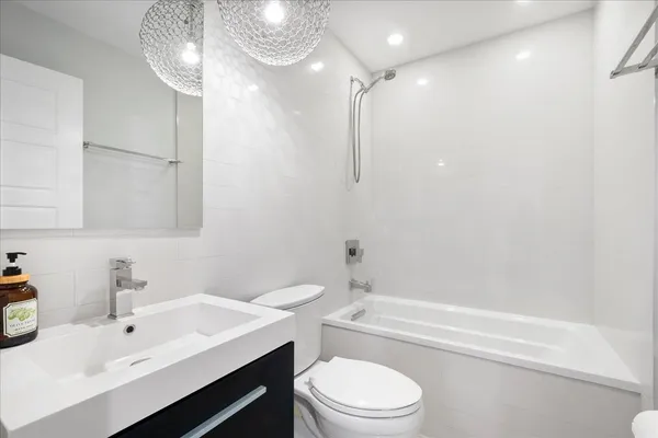 $840,000 | 3816 North Ashland Avenue, Unit 1S, Chicago, IL 60613