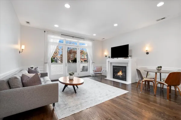 $840,000 | 3816 North Ashland Avenue, Unit 1S, Chicago, IL 60613