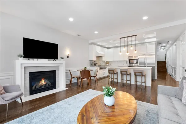 $840,000 | 3816 North Ashland Avenue, Unit 1S, Chicago, IL 60613