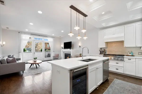 $840,000 | 3816 North Ashland Avenue, Unit 1S, Chicago, IL 60613