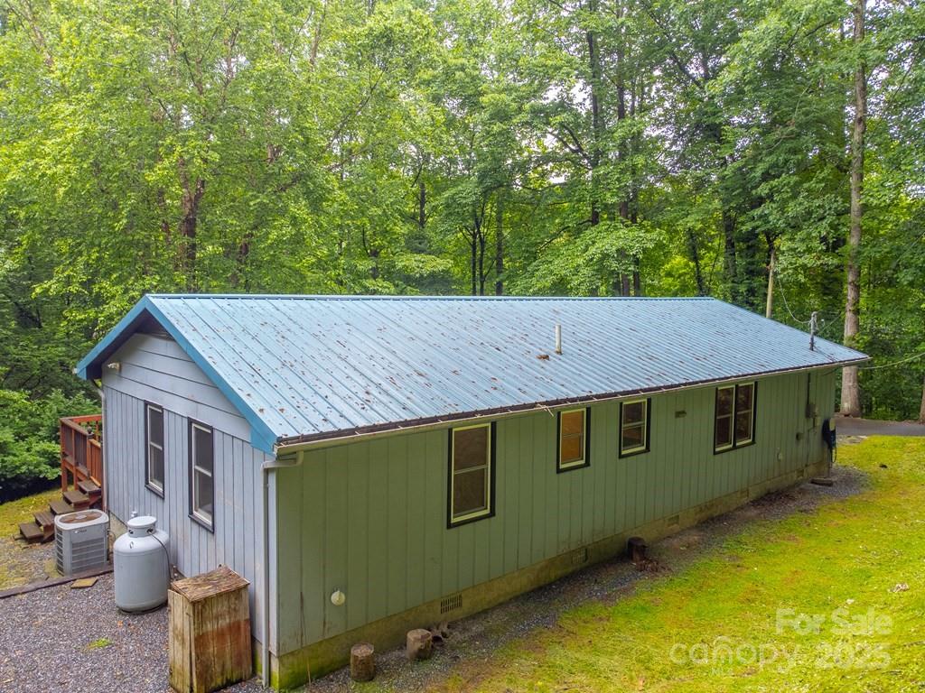 302 Mitchell Road Sylva, NC 28779 - Photo 47 of 48 a view of a patio with table and chairs under an umbrella