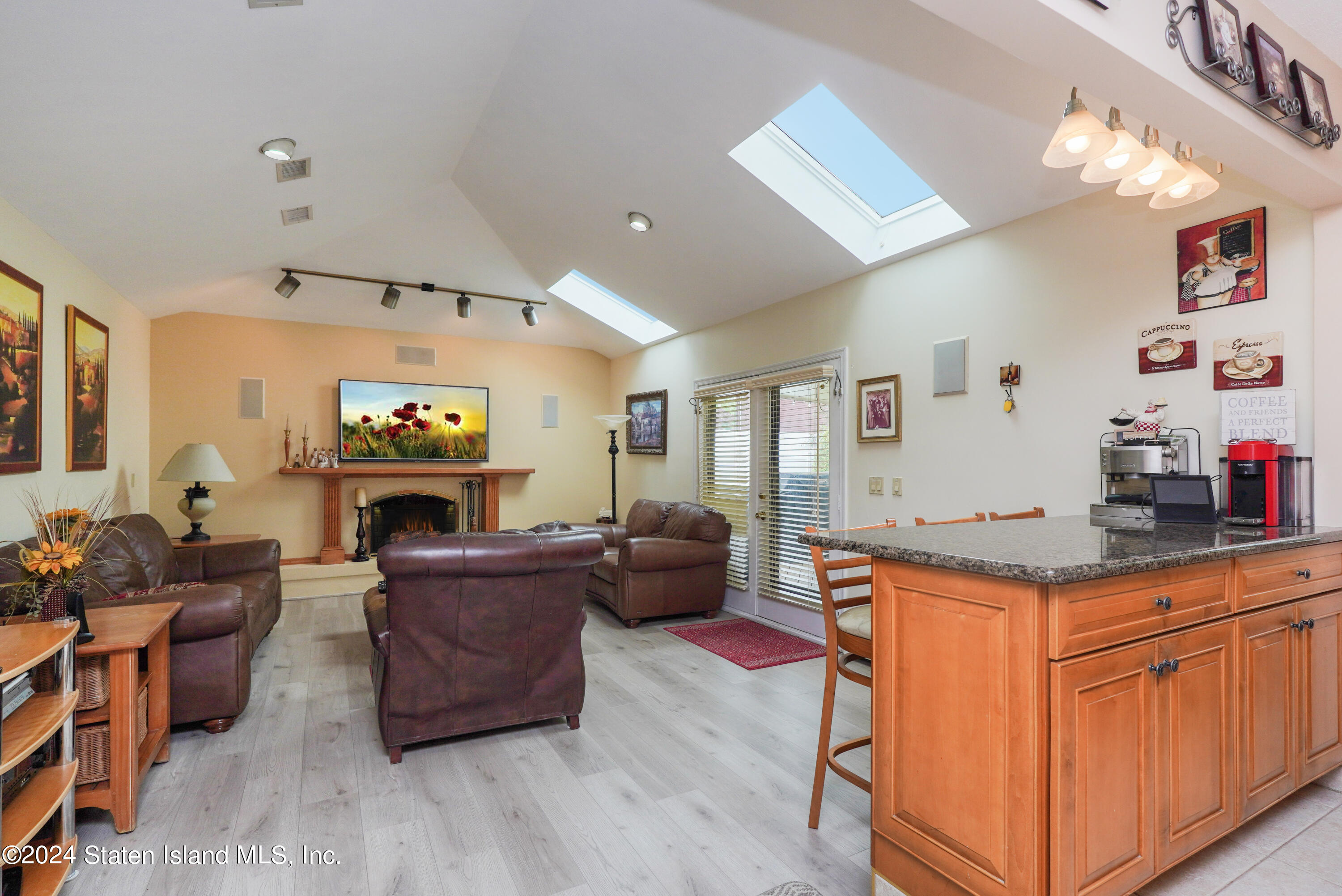 1400 Woodrow Road Staten Island, NY 10309 - Photo 15 of 40 (15) LIVING ROOM