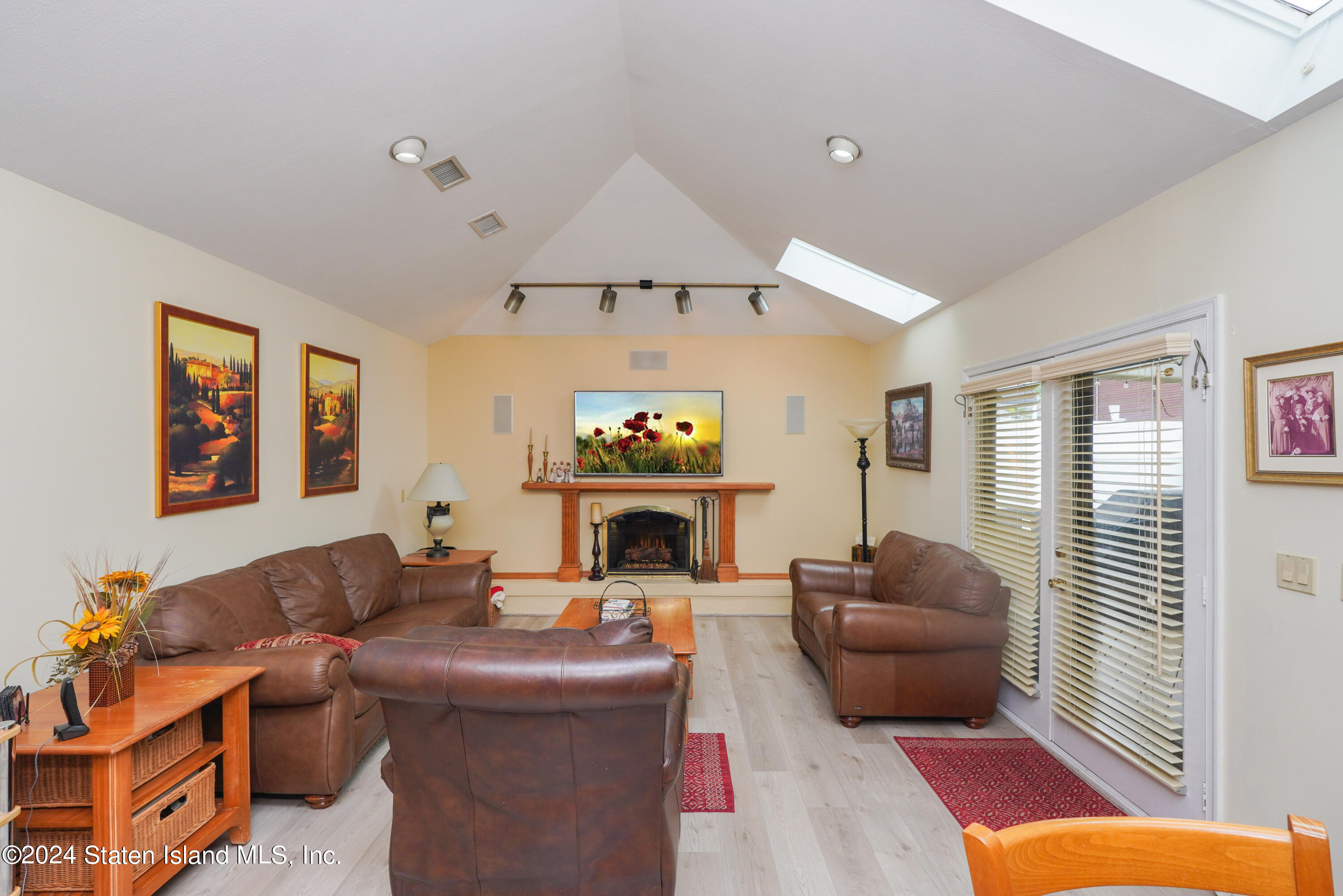 1400 Woodrow Road Staten Island, NY 10309 - Photo 16 of 40 (16) LIVING ROOM