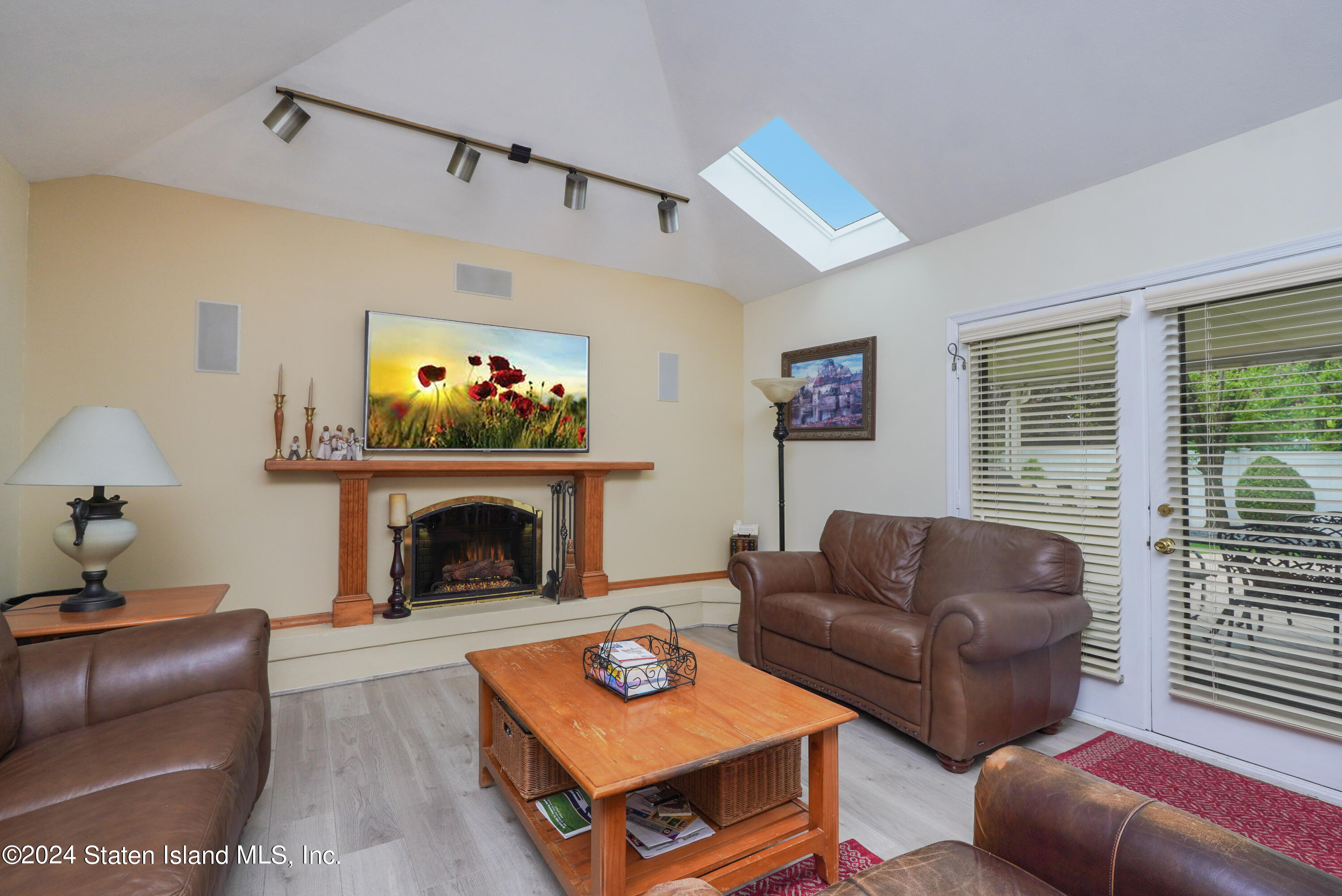 1400 Woodrow Road Staten Island, NY 10309 - Photo 17 of 40 (17) LIVING ROOM