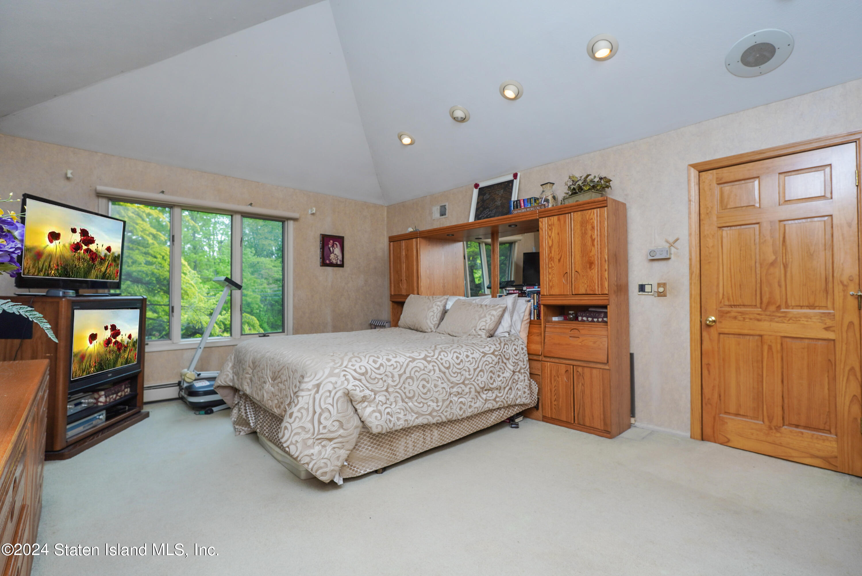 1400 Woodrow Road Staten Island, NY 10309 - Photo 23 of 40 (23) PRIMARY BEDROOM OTHER ANGLE