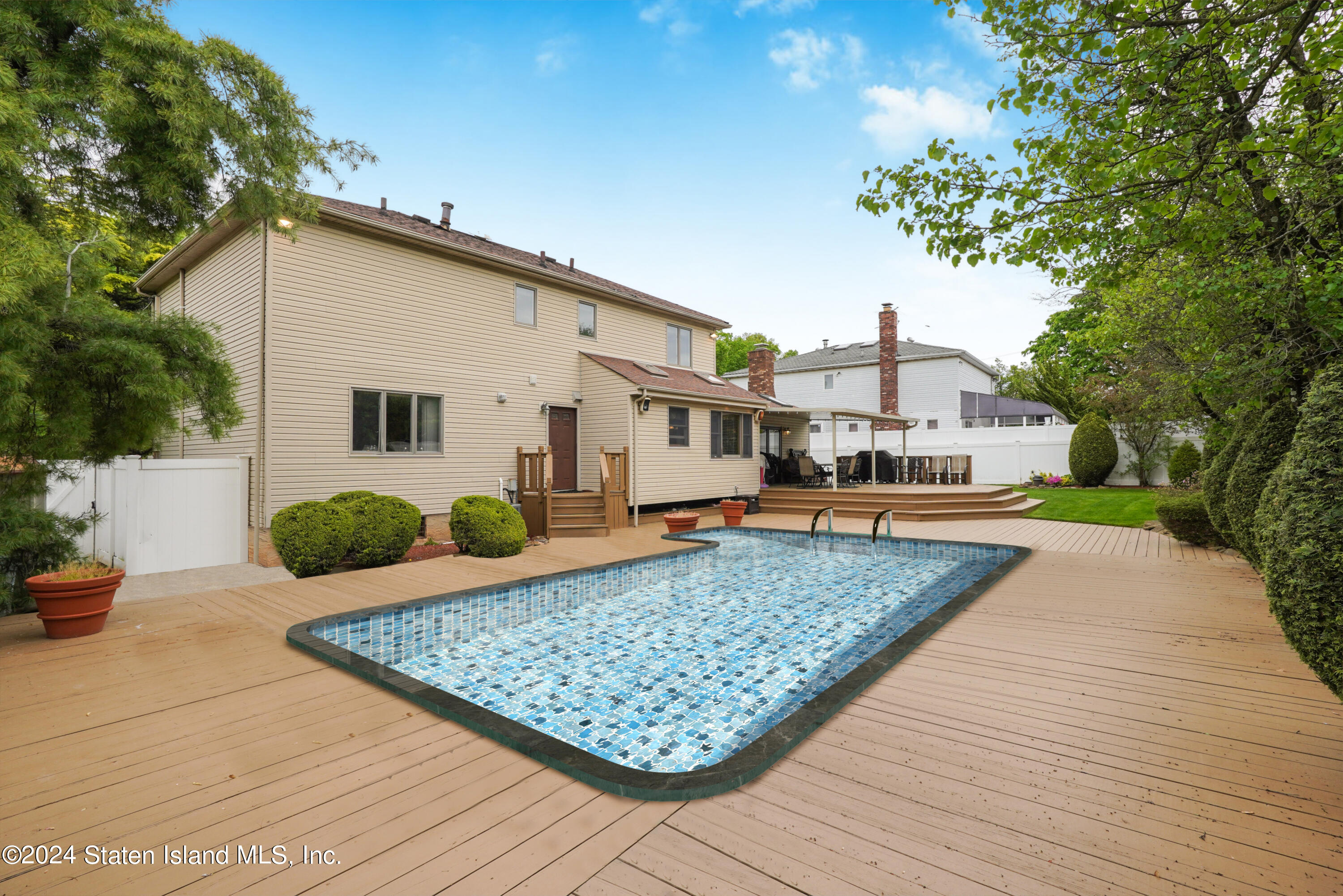 1400 Woodrow Road Staten Island, NY 10309 - Photo 33 of 40 (33) BACKYARD-POOL