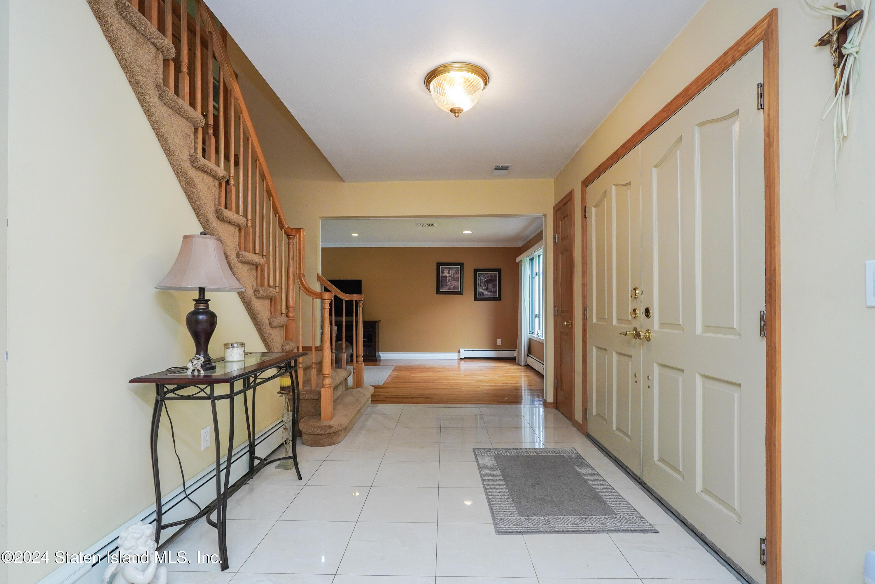 1400 Woodrow Road Staten Island, NY 10309 - Photo 5 of 40 (5) HALLWAY OTHER ANGLE